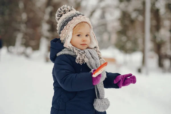 Linda niña en el parque de invierno — Foto de Stock