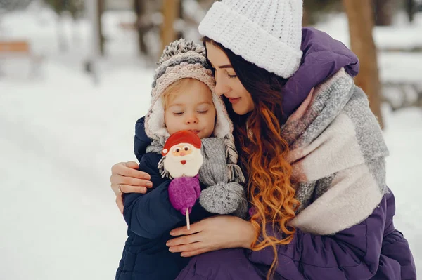 Madre e hija en un parque de invierno — Foto de Stock