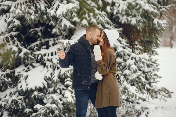 Belle femme dans un parc d'hiver avec son mari — Photo