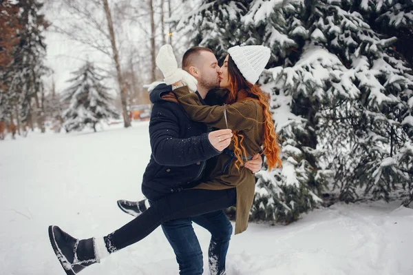 Kış parkında kocasıyla güzel bir kadın.