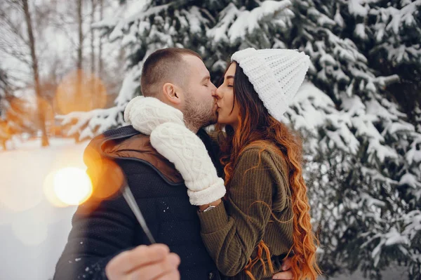 Belle femme dans un parc d'hiver avec son mari — Photo