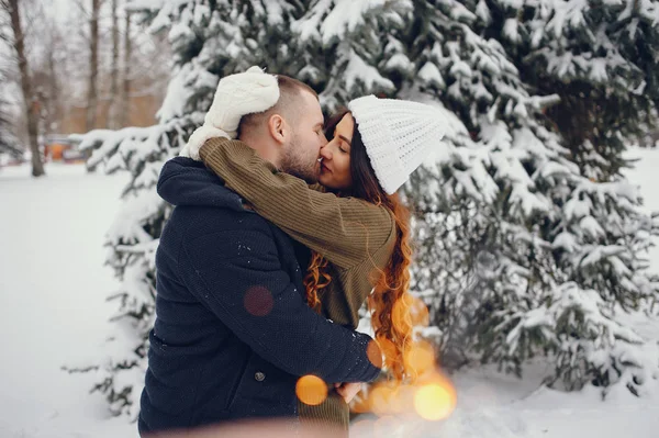 Belle femme dans un parc d'hiver avec son mari — Photo