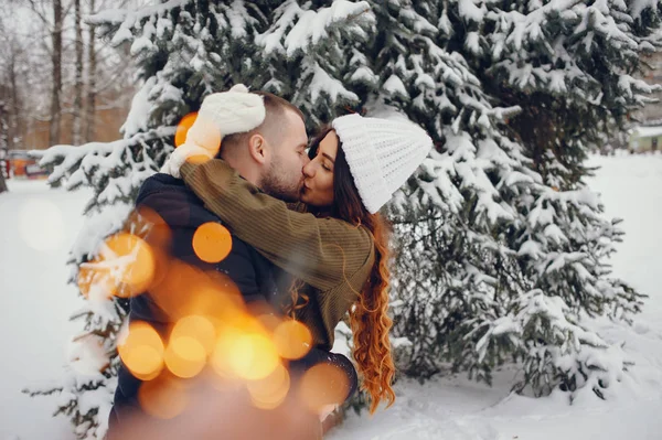 Красивая женщина в зимнем парке со своим мужем — стоковое фото