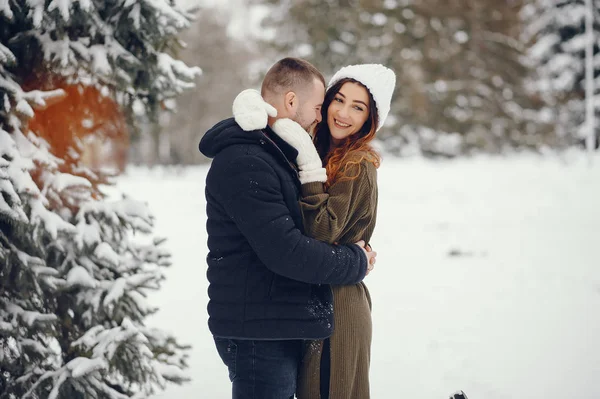 Schöne Frau im Winterpark mit ihrem Mann — Stockfoto