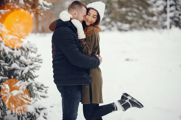 Красива жінка в зимовому парку зі своїм чоловіком — стокове фото