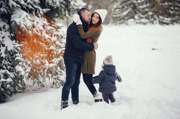 Kleines Mädchen mit Eltern im Winterpark — Stockfoto