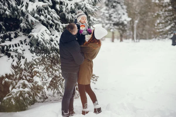 Kleines Mädchen mit Eltern im Winterpark — Stockfoto