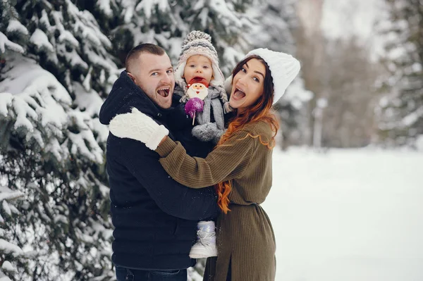 Niña con padres en un parque de invierno — Foto de Stock