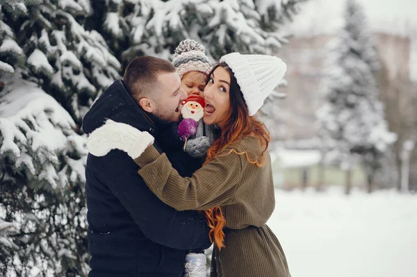 Kleines Mädchen mit Eltern im Winterpark — Stockfoto