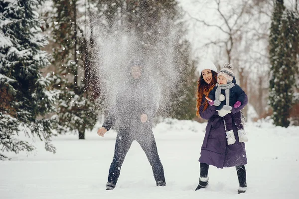 Niña con padres en un parque de invierno — Foto de Stock