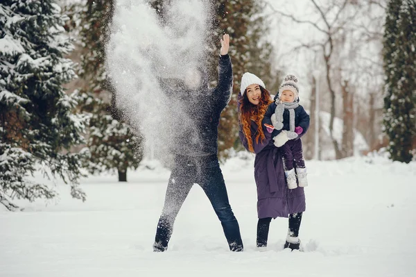 Menina com pais em um parque de inverno — Fotografia de Stock