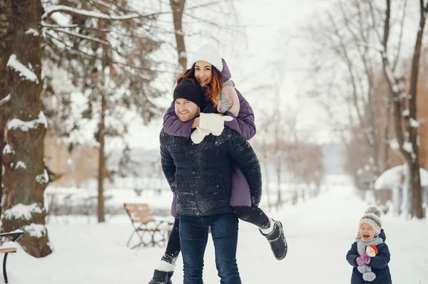 Kleines Mädchen mit Eltern im Winterpark — Stockfoto