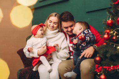 Noel ağacının yakınındaki evde bir aile