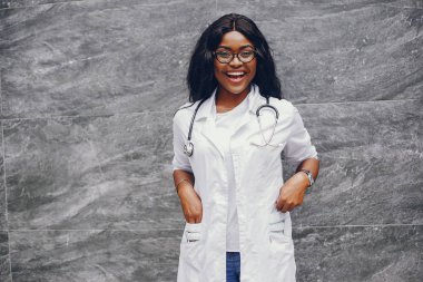 Steteskoplu siyah kadın.