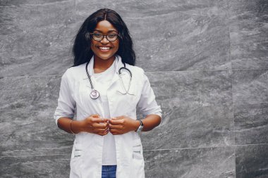 Steteskoplu siyah kadın.