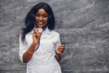 Steteskoplu siyah kadın.