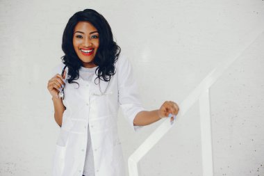 Steteskoplu siyah kadın.