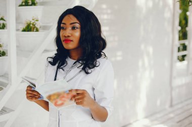 Steteskoplu siyah kadın.