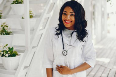 Steteskoplu siyah kadın.