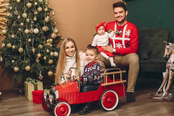 Familie zu Hause am Weihnachtsbaum — Stockfoto