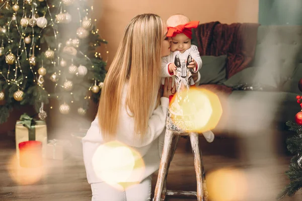 Mère avec fille mignonne près de l'arbre de Noël — Photo