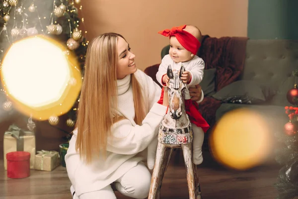 Mère avec fille mignonne près de l'arbre de Noël — Photo