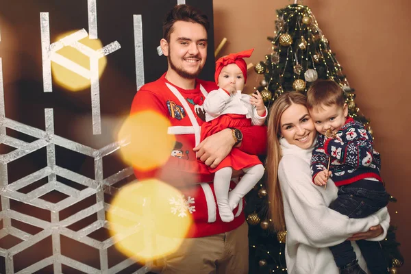 Familia en casa cerca del árbol de Navidad — Foto de Stock