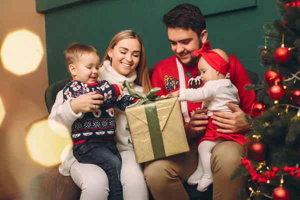 Rodina doma u vánočního stromku — Stock fotografie