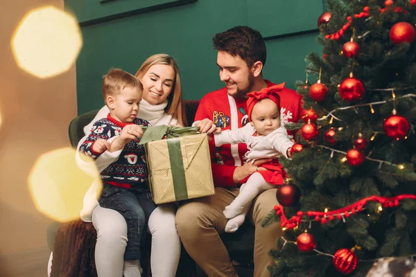 Familie zu Hause am Weihnachtsbaum — Stockfoto