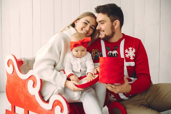 Familie sitzt zu Hause mit Weihnachtsgeschenken — Stockfoto