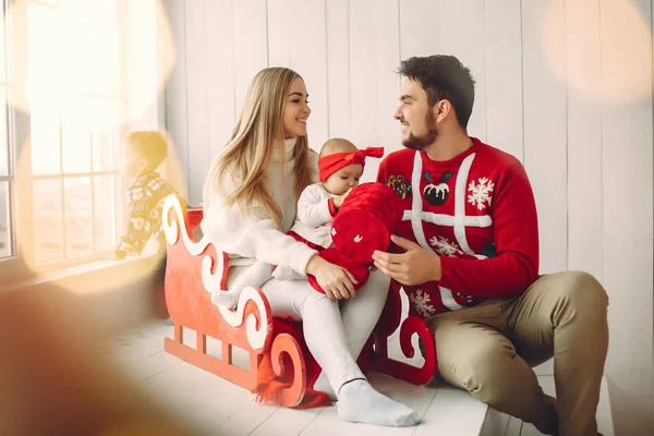 Familie sitzt zu Hause mit Weihnachtsgeschenken — Stockfoto