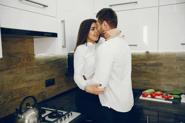 Pareja en una cocina — Foto de Stock