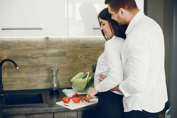 Casal em uma cozinha — Fotografia de Stock