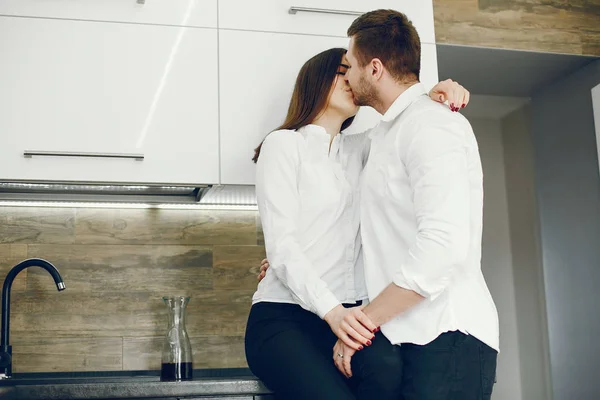 Hombre y mujer en casa — Foto de Stock