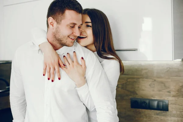 Hombre y mujer en casa — Foto de Stock