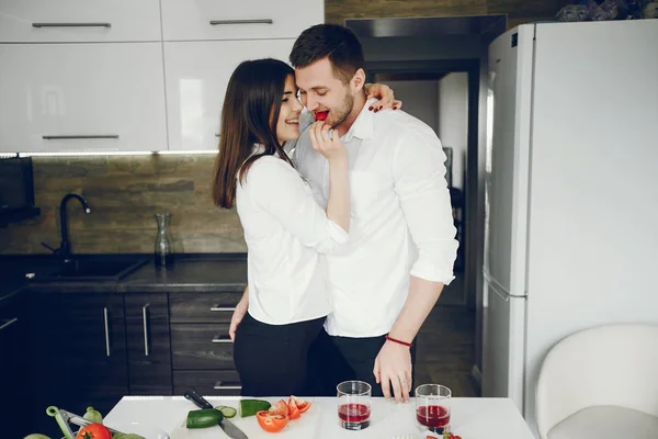 Para w kuchni — Zdjęcie stockowe