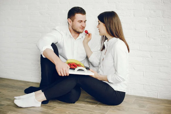 Man and woman at home — Stock Photo, Image