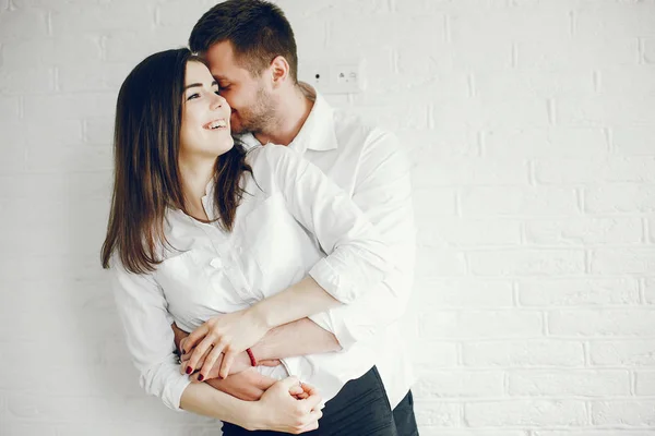 Hombre y mujer en casa — Foto de Stock