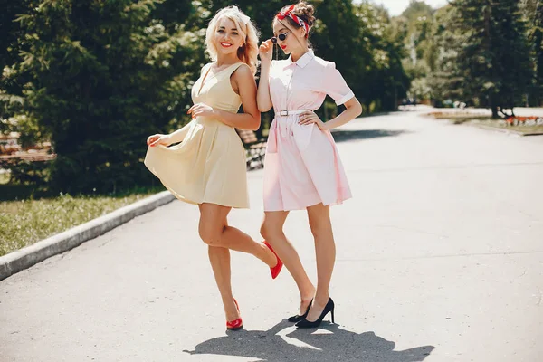 Filles rétro dans un parc — Photo