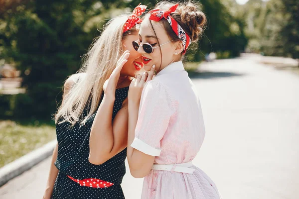 Ragazze retrò in un parco — Foto Stock