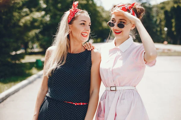 Filles rétro dans un parc — Photo