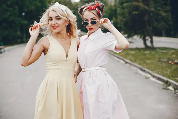 Retro girls in a park — Stock Photo, Image