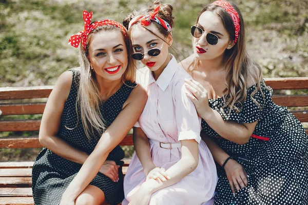 Meninas retrô em um parque — Fotografia de Stock