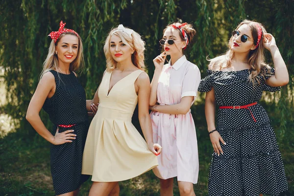 Filles rétro dans un parc — Photo