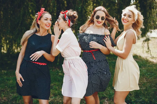 Ragazze retrò in un parco — Foto Stock