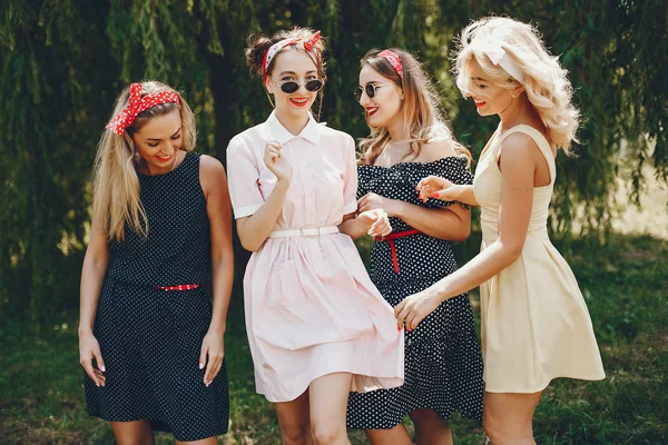 Ragazze retrò in un parco — Foto Stock