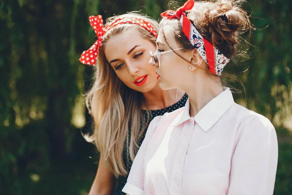 Meninas retrô em um parque — Fotografia de Stock