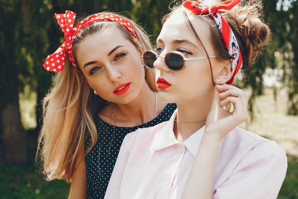 Filles rétro dans un parc — Photo