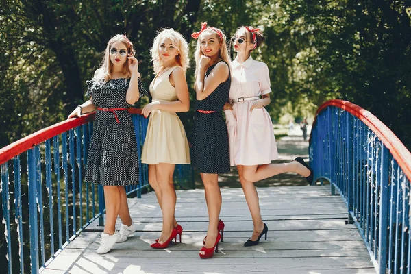 Meninas retrô em um parque — Fotografia de Stock