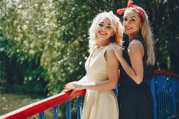 Ragazze retrò in un parco — Foto Stock